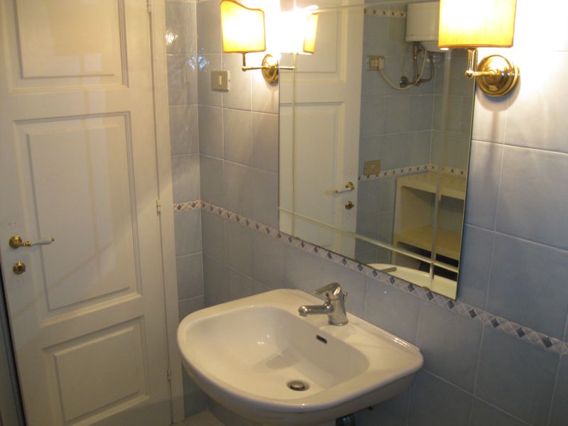 1st Floor Bathroom B 004.jpg